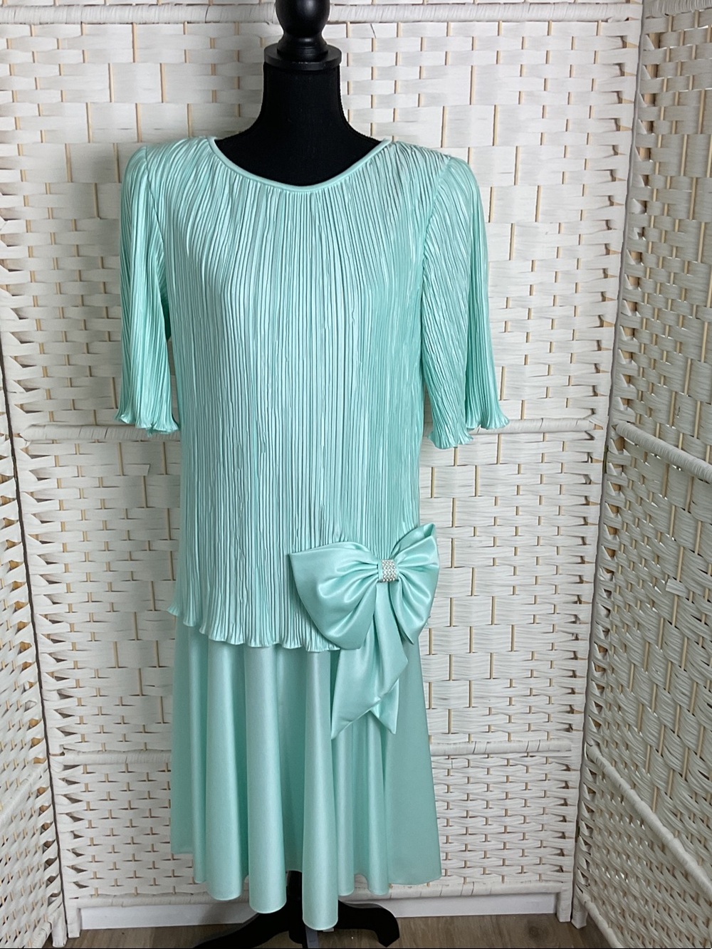 Pleated Midi Dress with Bow Accent - Mint Green